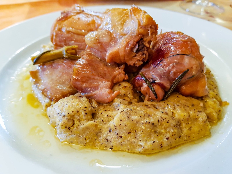 Typisch tessiner Küche: Coniglio al forno mit Polenta